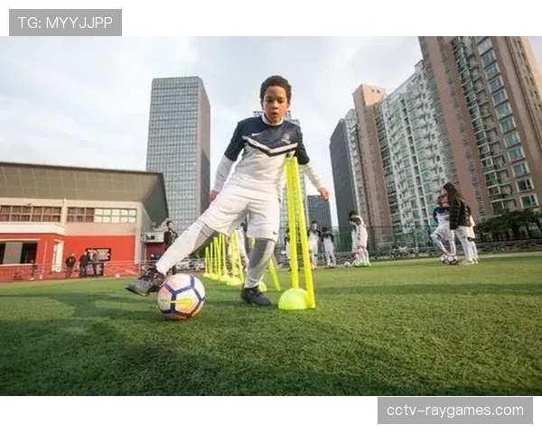 西甲俱乐部开放日，数千名小球迷走进训练基地与偶像互动